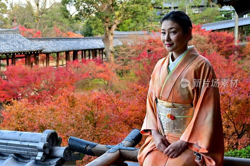 京都Tofuku-ji，穿着和服和秋叶的日本女人