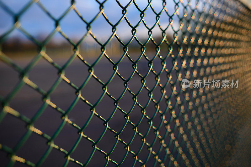 栅栏与金属网格的透视