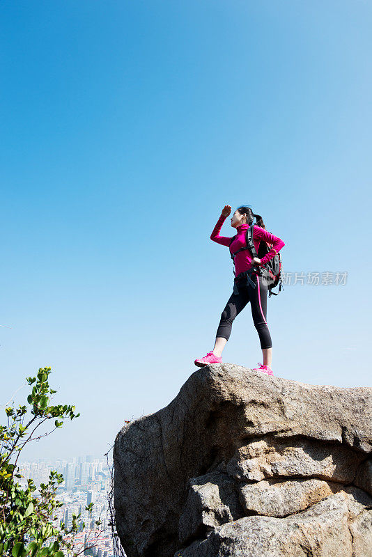 女人站在山顶欣赏风景