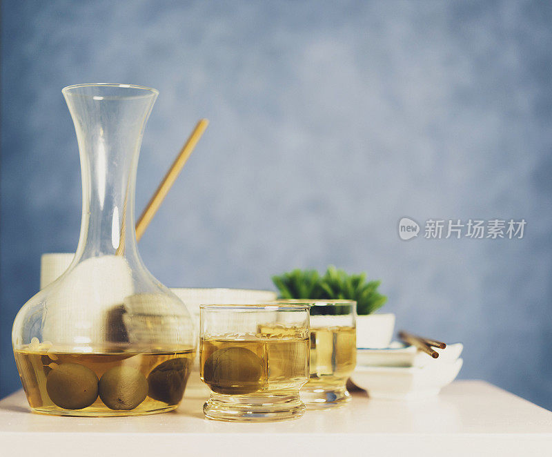 日本李子酒，用醒酒器和玻璃杯盛