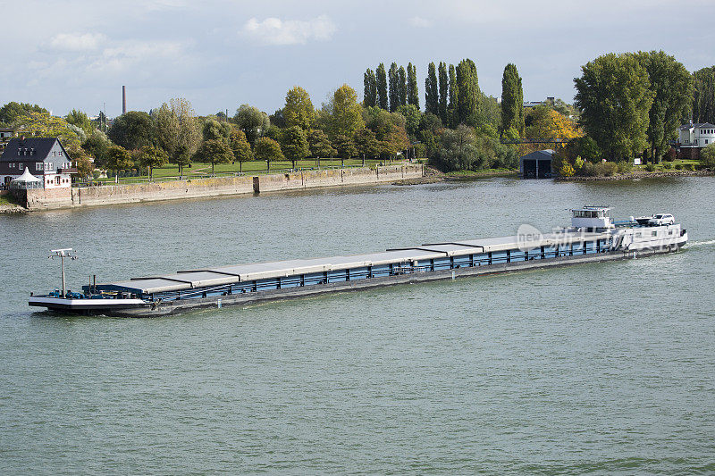 莱茵河上的工业船