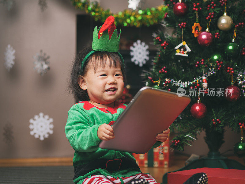 小女孩在装饰圣诞树