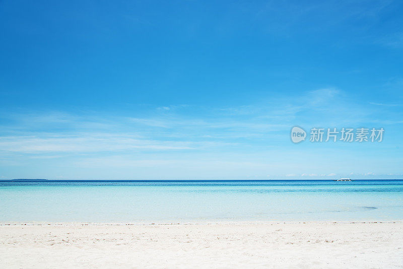 沙滩和热带海洋，蓝天背景