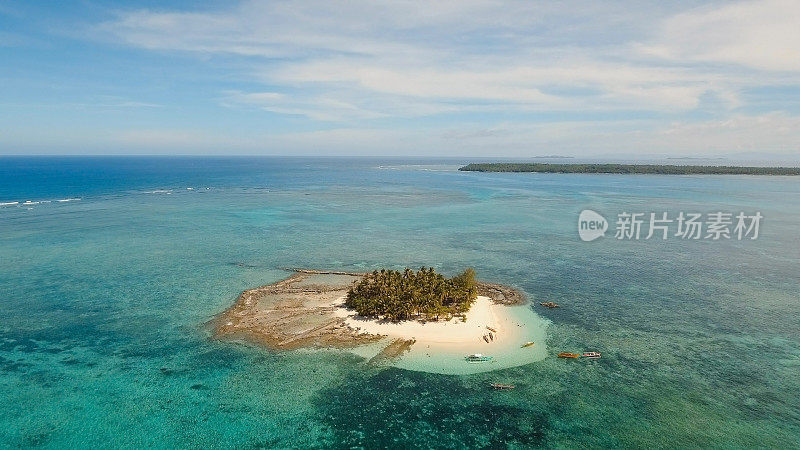 鸟瞰图美丽的海滩热带岛屿。吉亚姆岛，菲律宾，Siargao