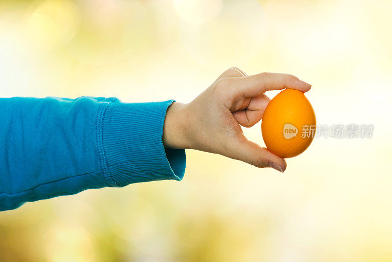 一个男孩拿着一个复活节彩蛋