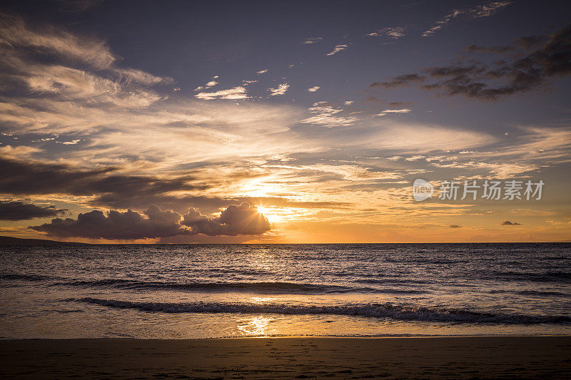毛伊岛海滩上的热带日落。