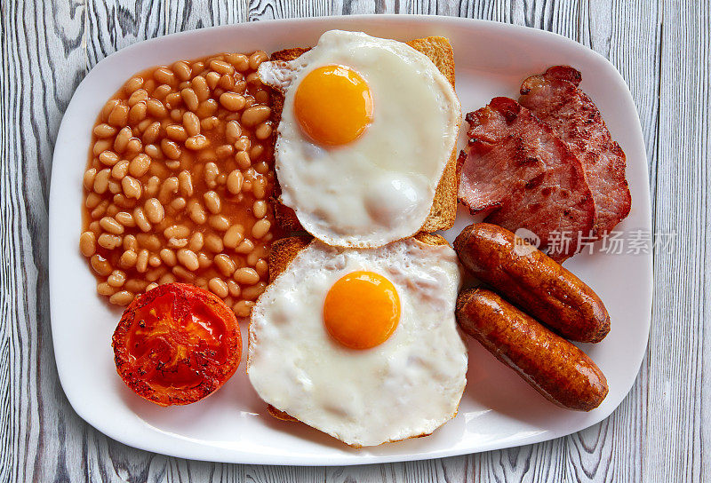 英式早餐，两个鸡蛋，香肠，豆子
