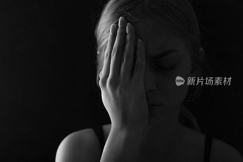 女人用手捂着脸