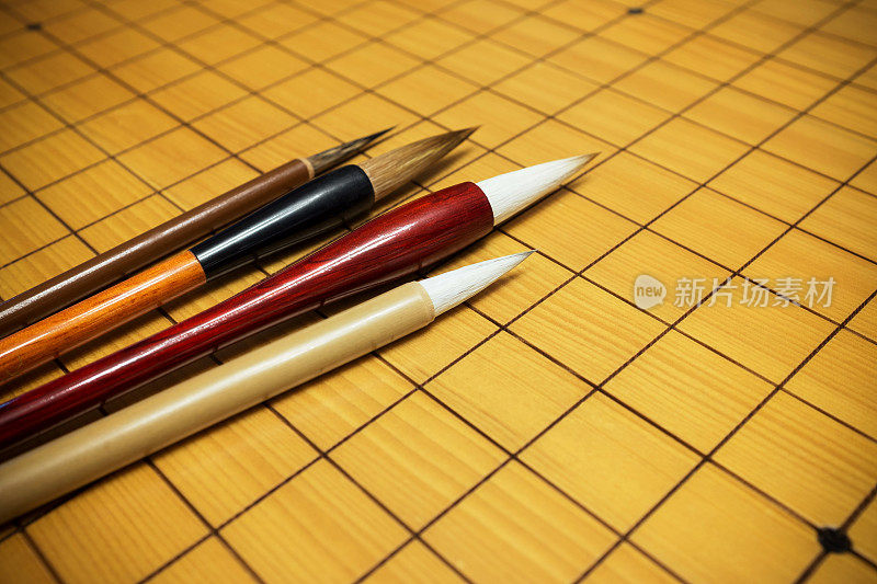 围棋棋牌背景上的毛笔