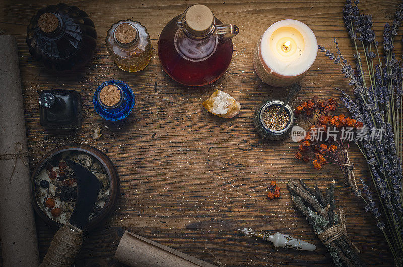 魔法药水。草药。德鲁伊萨满或巫医桌子桌子的背景与拷贝空间。
