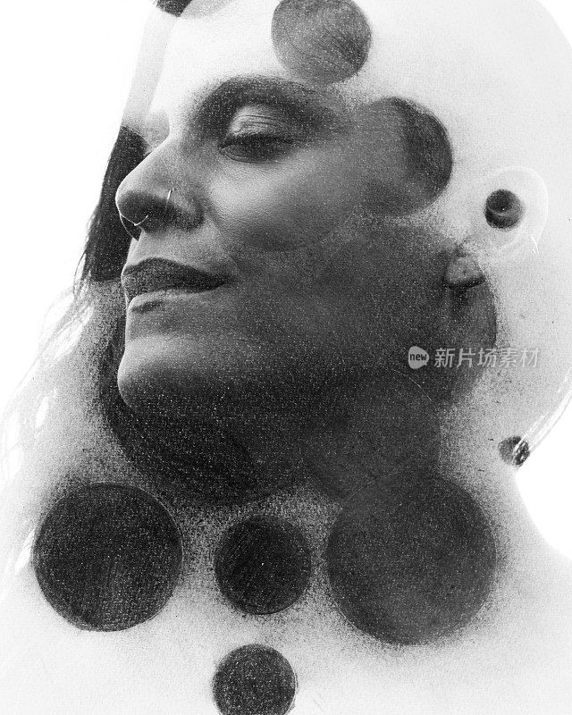 Paintography。双重曝光炭笔画结合肖像一个诱人的女人与两个鼻子穿孔和放松的梦般的表情，黑白