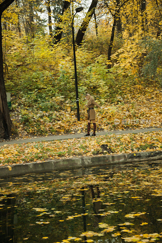 公园里一个女孩的秋天画像