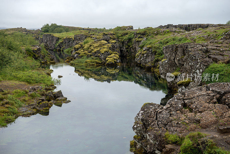 西尔弗拉裂缝，Þingvellir，是欧洲和美洲板块交汇的地方。冰岛雷克雅未克附近的Thingvellir国家公园