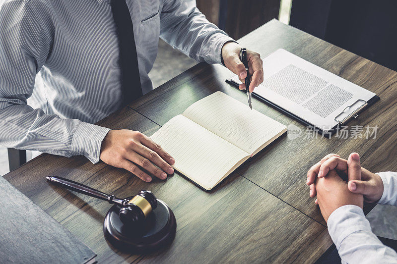 客户服务良好的合作，商人与男性律师或法官之间的咨询，与客户进行团队会议，法律和法律服务理念