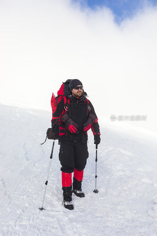 冬天的登山背包客