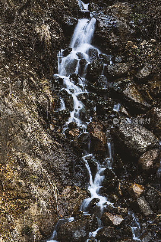 岩石间的流水