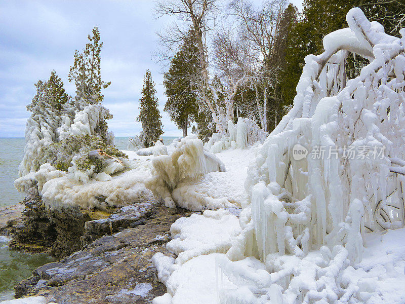 暴风雪过后，湖面上的风景、树木和树枝都被冰雪覆盖。