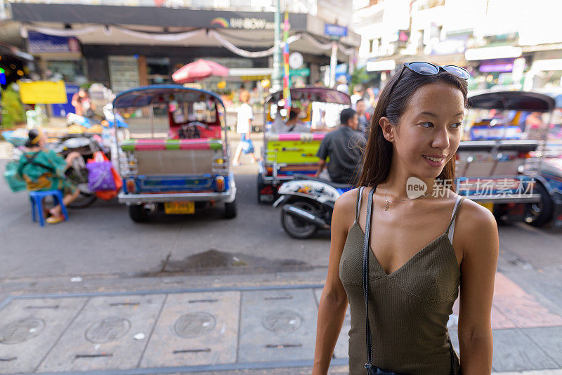 年轻美丽的多民族旅游女人的肖像探索曼谷的城市泰国