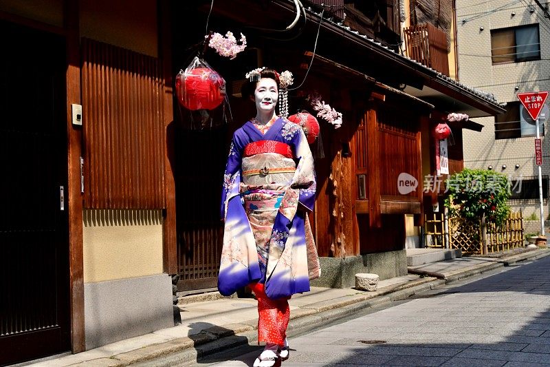 穿着舞子服装的日本女人走在京都祗园街