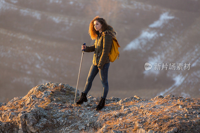 快乐的旅行者女人站在山上