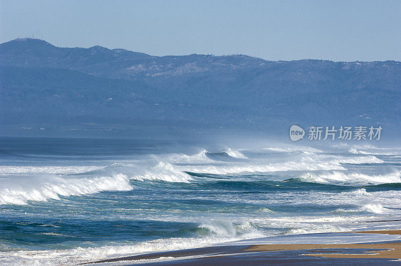 加利福尼亚海岸附近汹涌的海浪