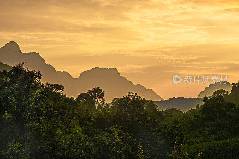 日落在Phangern山，万荣，老挝