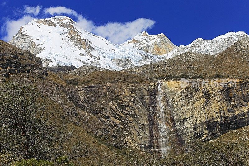 卡迪勒拉・布兰卡山脉的田园诗般的瀑布，引人注目的风景――秘鲁的安第斯山脉