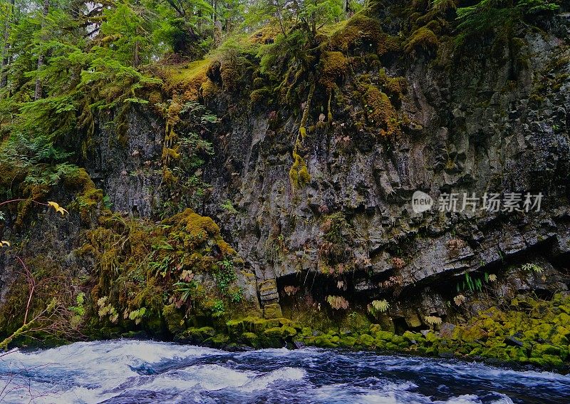 麦肯齐河峡谷岩石