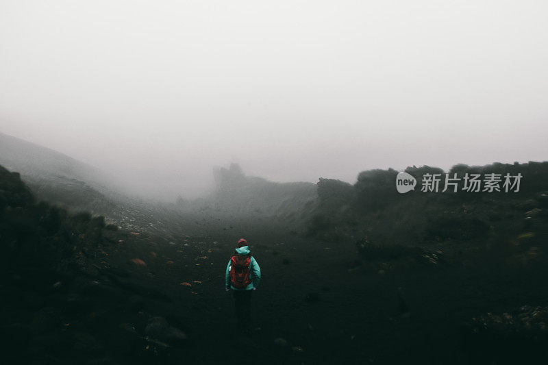 冰岛超现实主义火山景观中女人的剪影