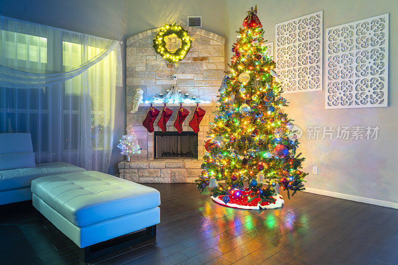 圣诞装饰品。豪华私人住宅客厅里美丽的圣诞树。