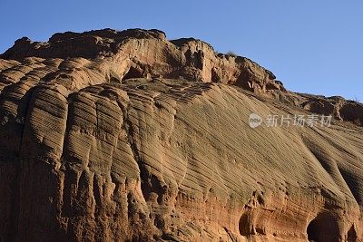 壮观如波涛般的丹霞地貌