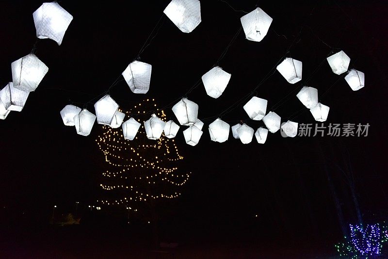 拉法基湖的圣诞彩灯