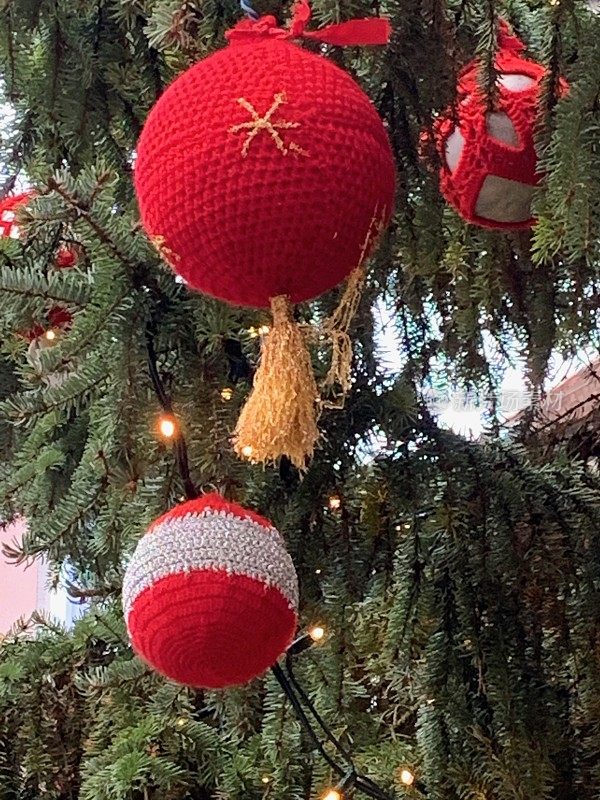 挂在冷杉树上的编织的圣诞装饰物
