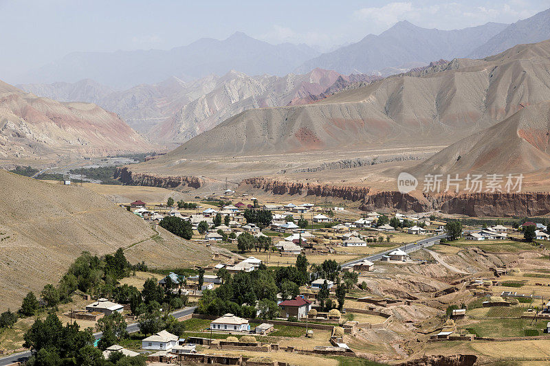 位于中亚吉尔吉斯斯坦的风景如画的村庄，位于著名的M41帕米尔公路周围