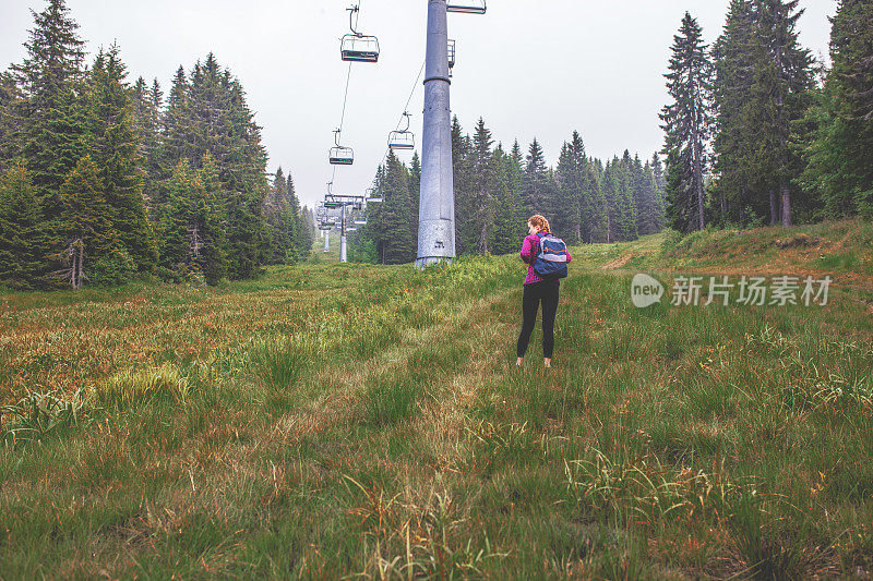 独自在山里徒步旅行