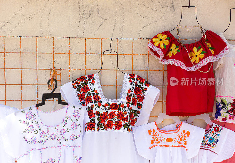 墨西哥:传统彩色棉衬衫零售展示