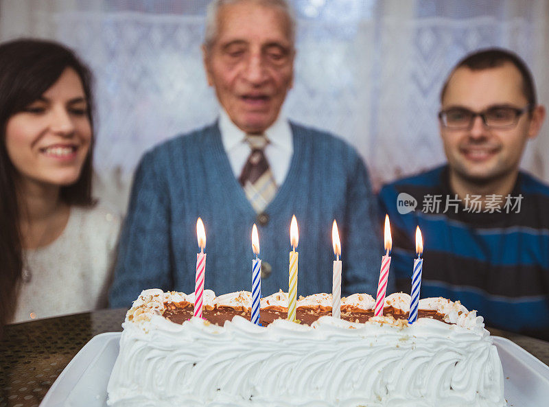 老人庆祝生日