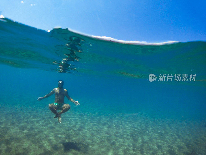 在水下练习瑜伽和冥想