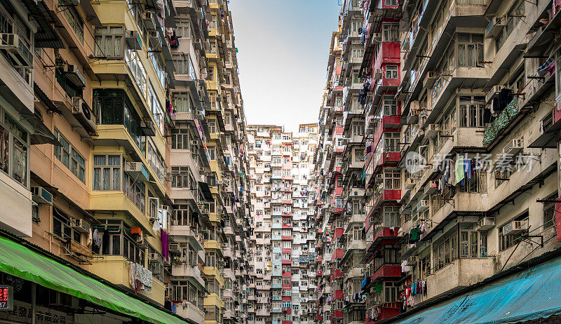 老旧的社区，密集的住宅建筑和观赏多彩的公寓大楼在香港城市