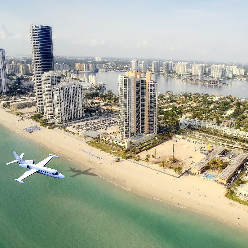 飞机飞过迈阿密海滩，佛罗里达，美国。