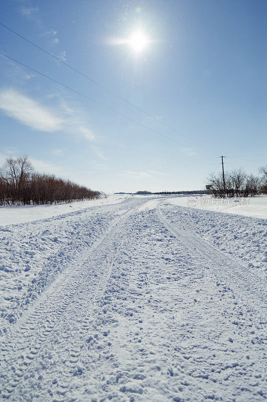 空雪覆盖的乡村路