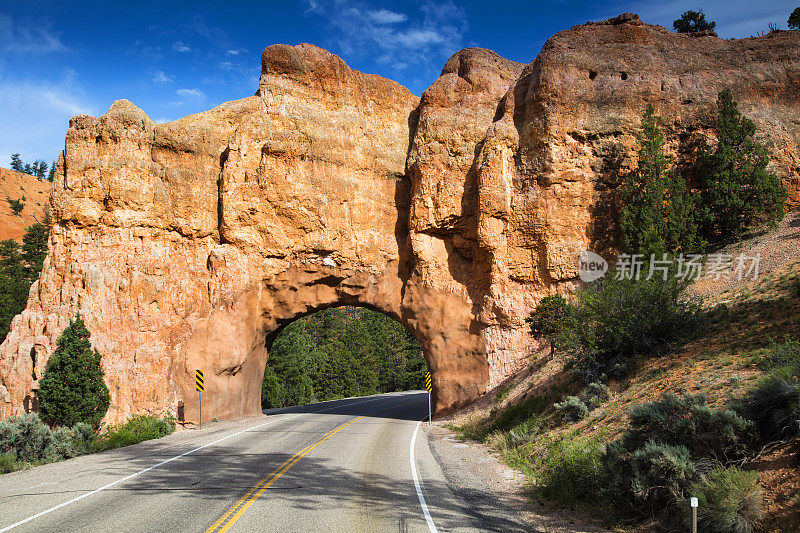 穿越隧道，红峡谷，迪克西国家森林，犹他州，美国