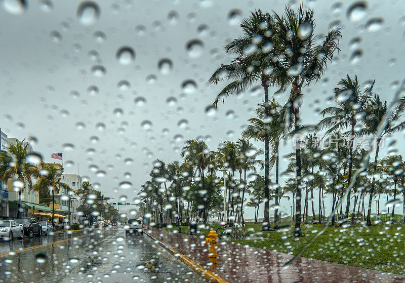 暴风雨天气