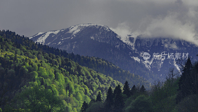 窗外的山景