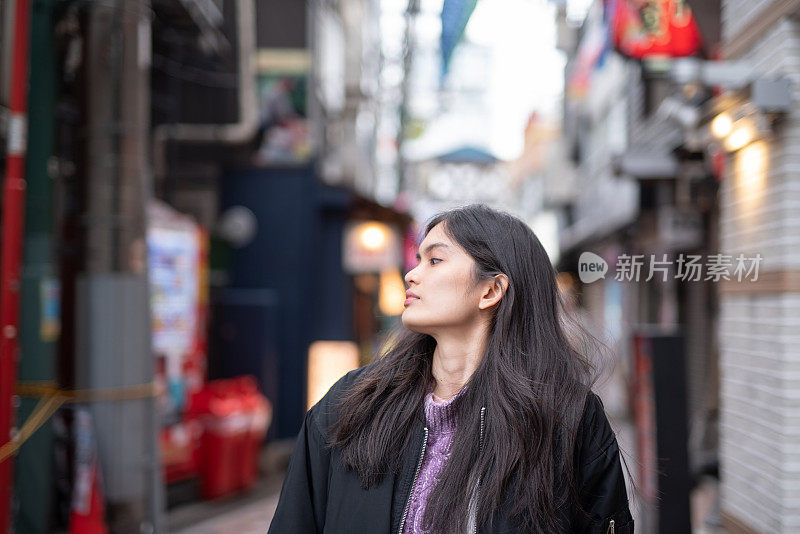 东京街头女游客的肖像