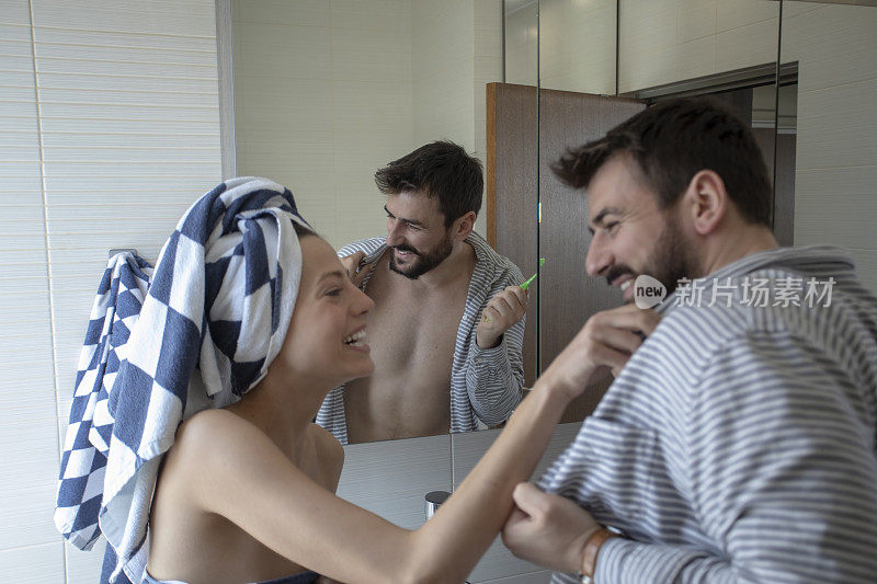 清晨，年轻夫妇在浴室里准备