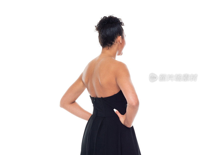 非裔美国妇女穿着美丽的黑色连衣裙-手放在臀部