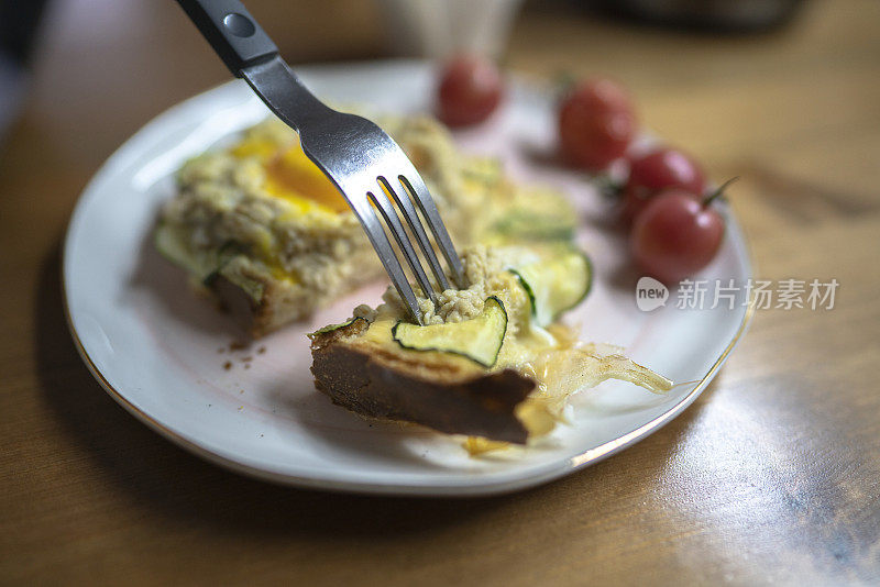 自制健康早餐:吐司配鸡蛋、鸡肉和黄瓜