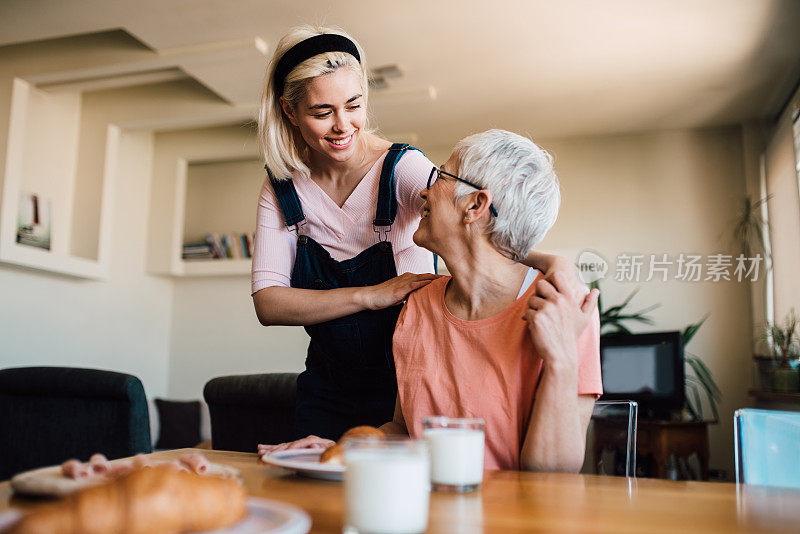 母亲和女儿在早餐时拥抱