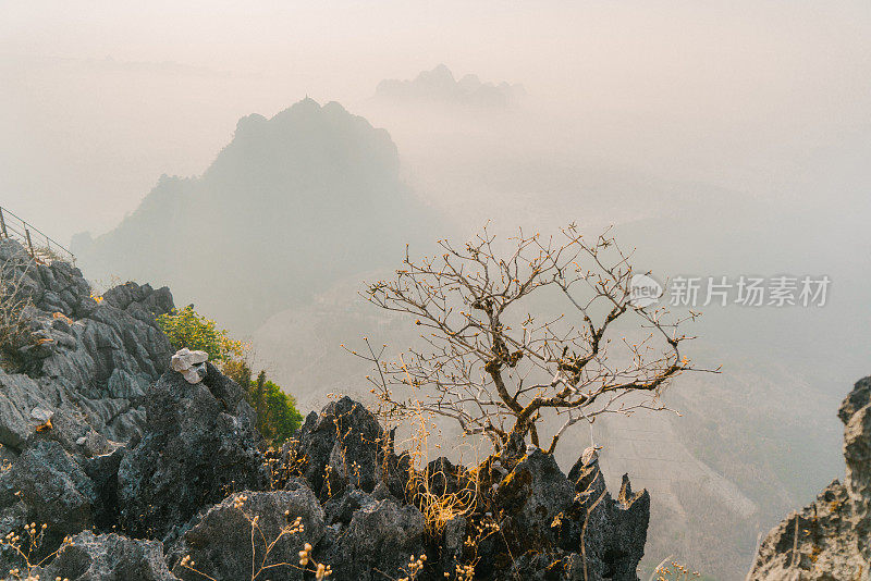 从上往下看，可欣赏到帕安雾中的山景